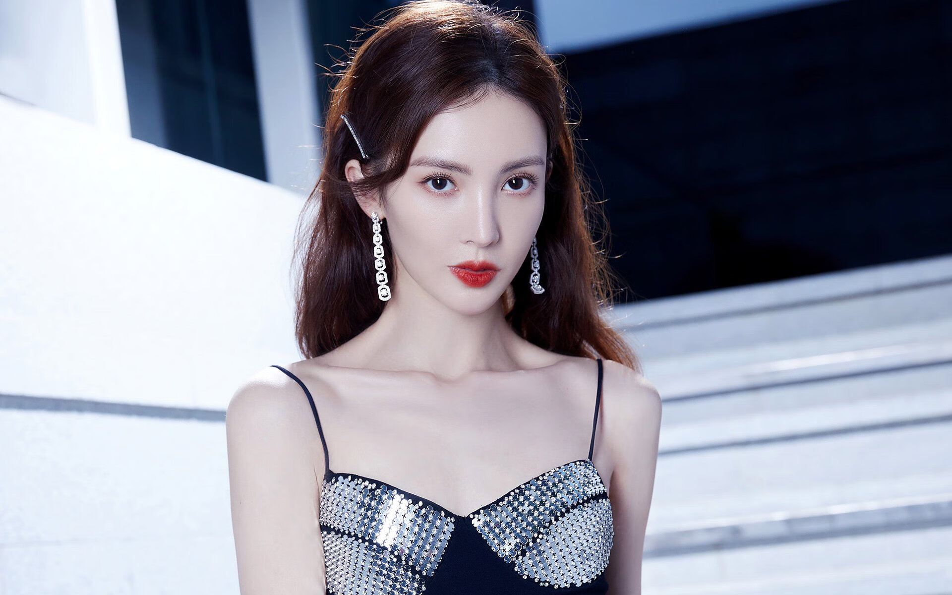 _天幕下的夜色赛：夜晚灯火辉映中的网球盛典_，内心恐惧缺乏安全感