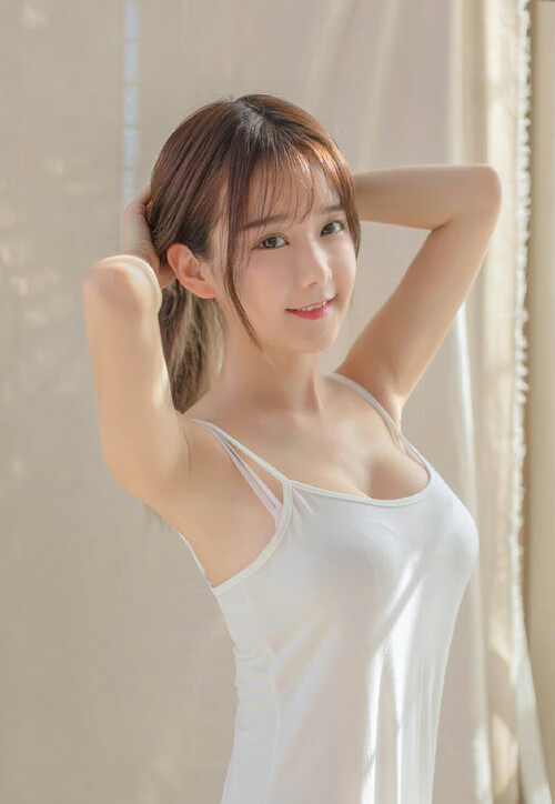 女足比赛中，中国队展现出统一配合，中国女足同组