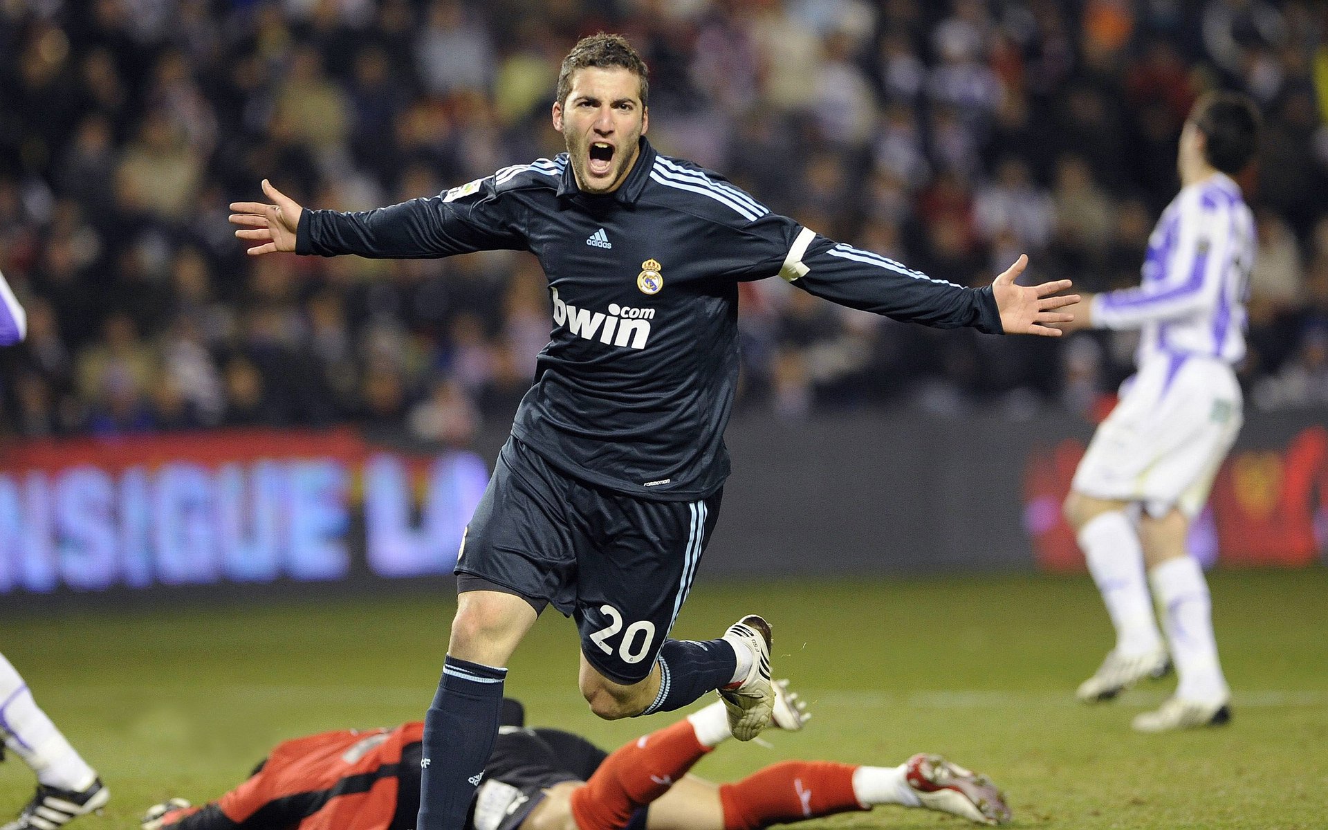 中国足球代表团访问欧洲，学习先进经验，中国足球访谈